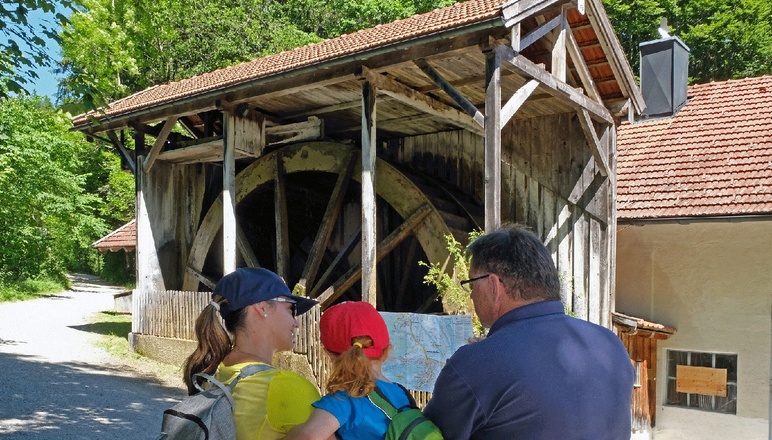 größtes Wasserrad Bayerns - Kiefersfelden am eingang zur Gießenbachklamm