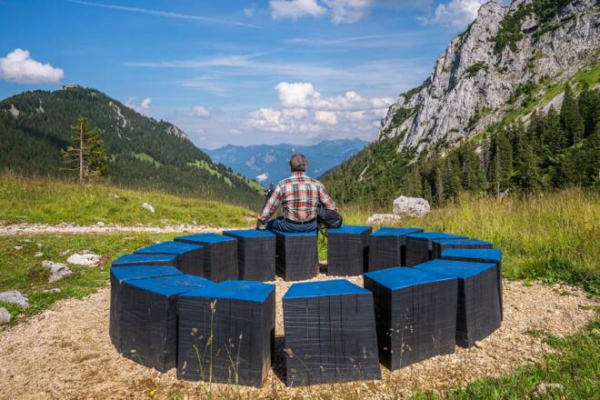 Ruhepause und Sitzgruppe - "Dolina" bei der ReindleralmWendelsteinstreifzüge Künstlerweg
