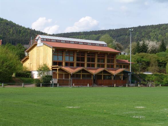 Sportplatz mit Dorfgemeinschaftshaus 