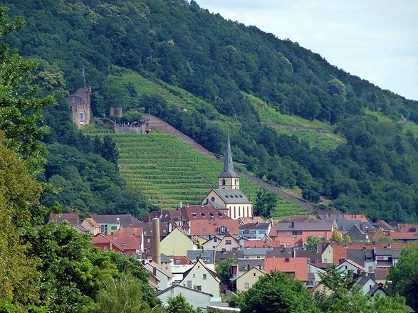 Das Ziel: Die Stadt Klingenburg mit der Ruine der Clingenburg.