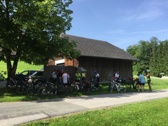 Kurze Rast entlang des Radweges