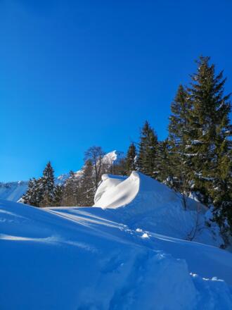 Am engerwerdenden Grat kann es große Schneeverfrachtungen geben - Aufpassen bei den Wechten