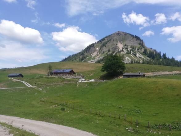 Die Poschnhütte auf der Genneralm mit Blick auf Holzeck
