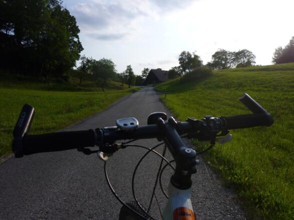 ...vorbei an einigen Bauernhöfen...