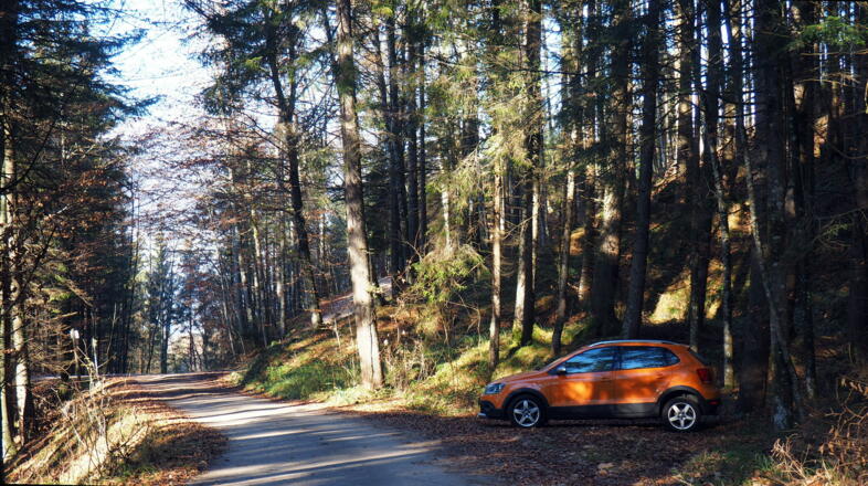 Kl. Parkplatz ~685m vor Schranken