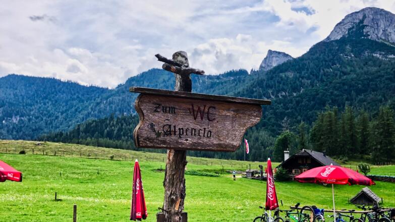 Buchberghütte auf der Eisenaualm mit Schafberg im Hintergrund