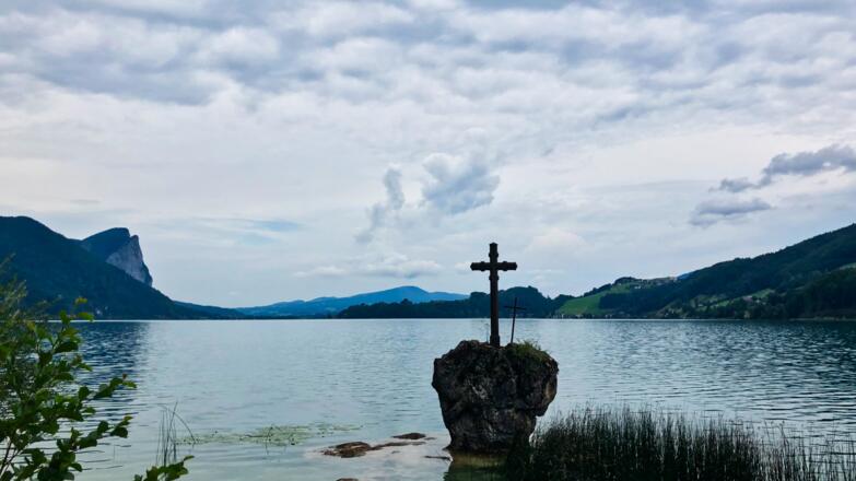 Kreuzstein am Mondsee mit Drachenwand und Kolomannsberg im Hintergrund