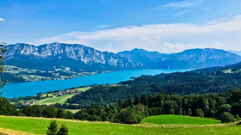 Blick über den Attersee in Richtung Süden am Weg zum Dachsteinblick