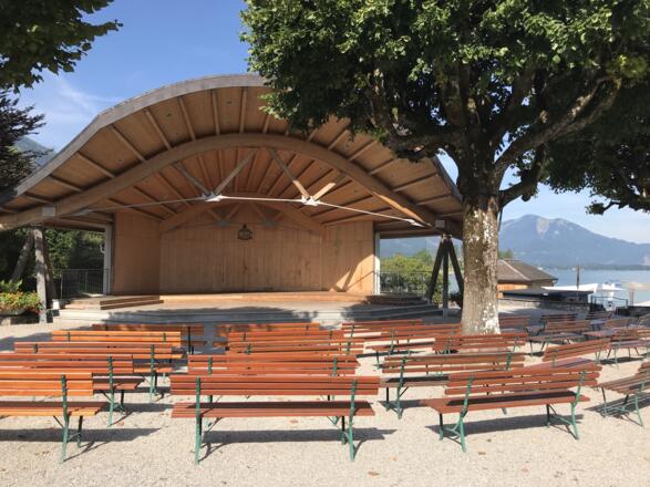 Bühne am Ufer des Wolfgangsees