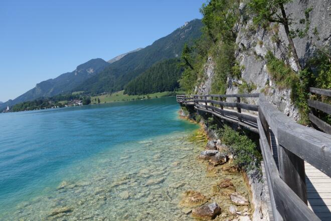 Bürgl Panoramaweg zwischen Wolfgangsee und Felswand