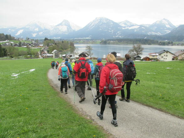 Pilgergruppe mit Blick auf den Wolfgangsee (Abersee)