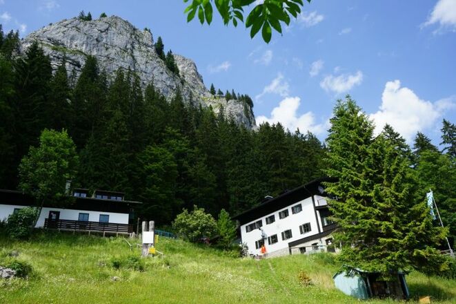 Brünnsteinhaus mit Brünnsteingipfel - © Chiemsee-Alpenland Tourismus