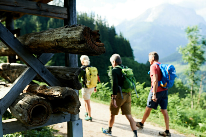 Aöte Holzröhren säumen die Soleleitung