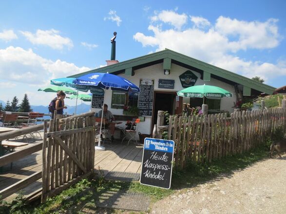 Enzianhütte mit Sonnenschirme