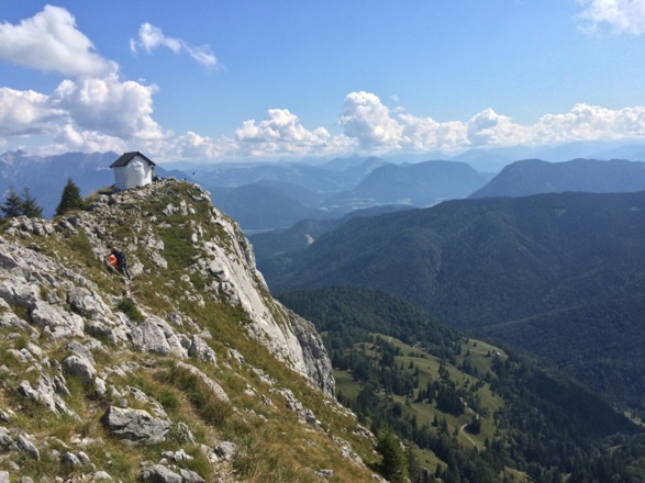 Brünnsteinhaus vom Gipfel aus
