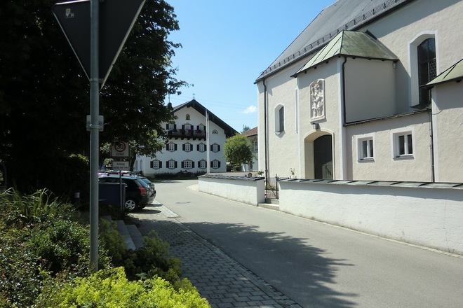Startplatz in Rimsting: Parkplatz mit Kirche