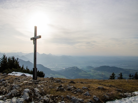 Gipfelkreuz auf dem Hochries hoch über dem Inntal.
