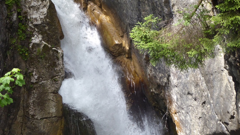 Beeindruckende Wassermaßen am Wasserfall