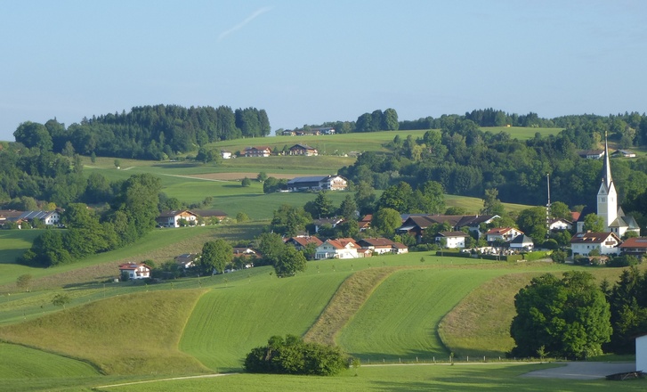 Luftaufnahme Kirche Greimharting und oberhalb Weingarten