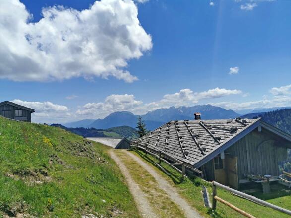 Steilen Alm mit Blick zum Kaisergebirge