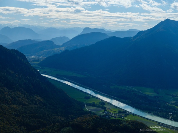 Tiefblick auf den im Gegenleicht glänzenden Inn