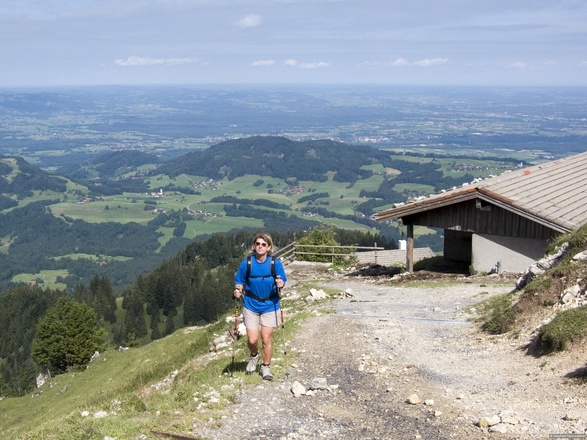 Im weiten Sattel müssen wir uns rechts halten und etwas steiler zur Seitenalm aufsteigen.