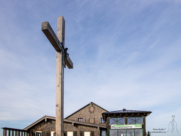 Gipfelkreuz des Hochries mit der Hochrieshütte.