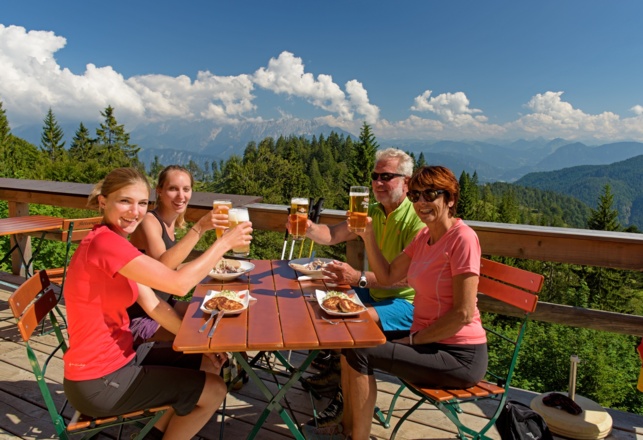Brotzeit auf dem Brünnsteinhaus