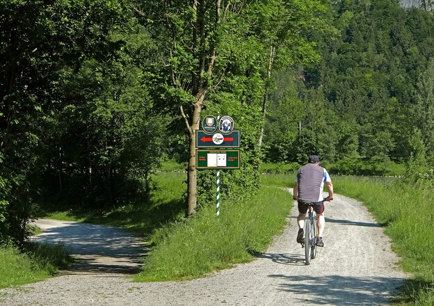 Abzweigung Kieferer See (nach links) von Innradweg (geradeaus) in Kiefersfelden