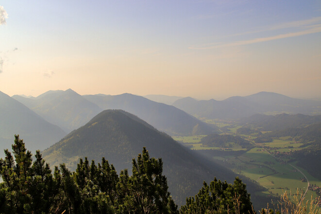 Aussicht vom kleinen Traithen auf die umliegende Bergwelt