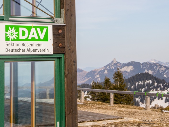 Vom Hochries ist das nächste Ziel, die Kampenwand schon gut zu sehen.