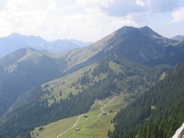 Steilner Joch, Unterberg, Großer Traithen (ganz hinten) vom Brünnsteingipfel aus gesehen, vorne Himmelmoos-Alm