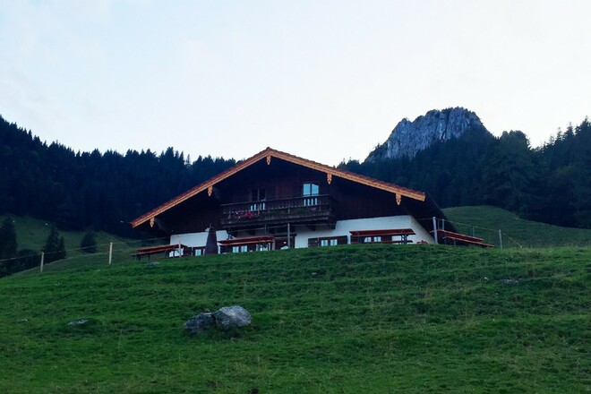 Deindlalm mit Wasserwand im Hintergrund
