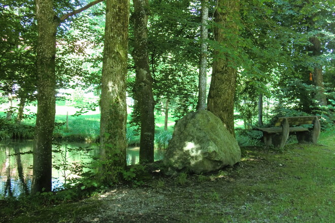 Findling und Ruhebank in Greimharting