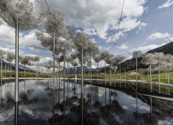 Kristallwolke im Gartenbereich der Kristallwelten