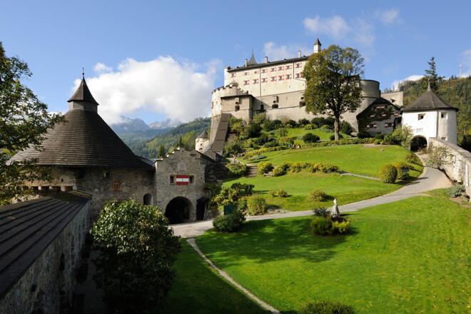 Die Burg Hohenwerfen mit der Falkner Wiese