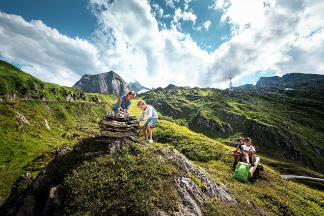 Mal sanft ansteigende Wege über grüne Böden und mit Blumenvielfalt, mal hochalpine Felslandschaft mit karstigen Steigen