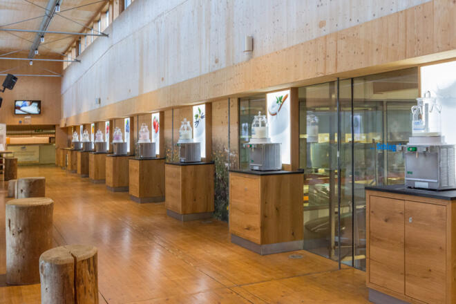 Genusslöffeln verschiedener Joghurts in der ErlebnisSennerei Zillertal