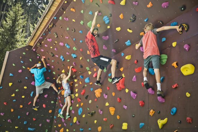 Boulderwand im Jump & Slide Park