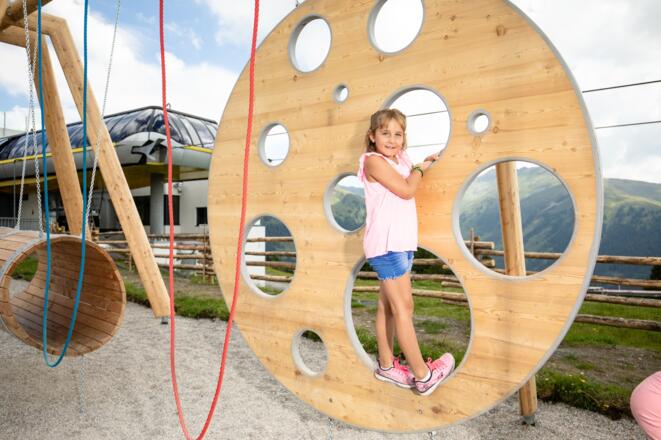 Verschiedene Spielgeräte &amp; Balanceübungen entlang des Kinderspielweges