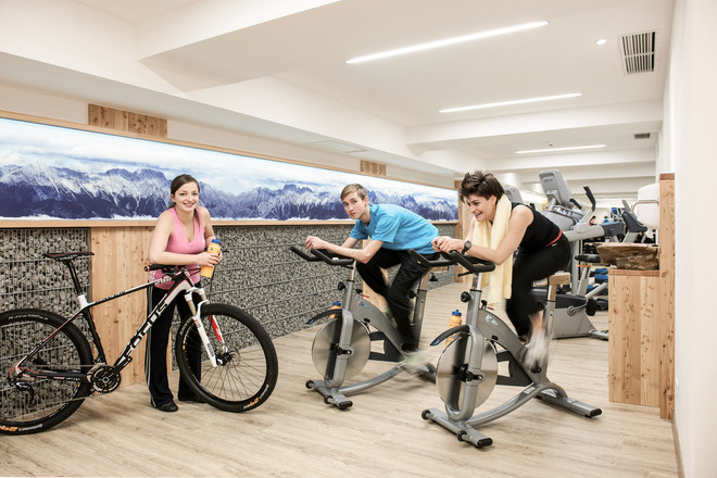 Fitnessstudio mit Cardio und Kraftgeräten für das ausreichende Training