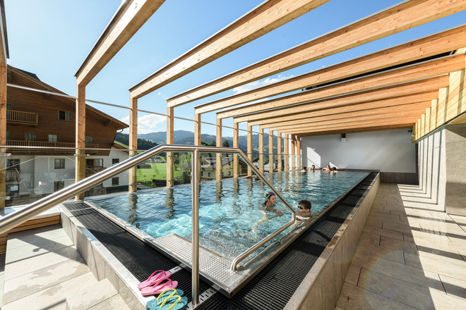 Roof top pool im Sommer im Funsporthotel Tauernhof