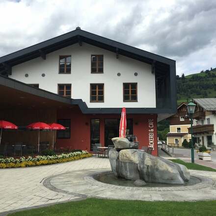 s'Dorfcafe mit gemütlicher Terrasse im Ortskern von Niedernsill