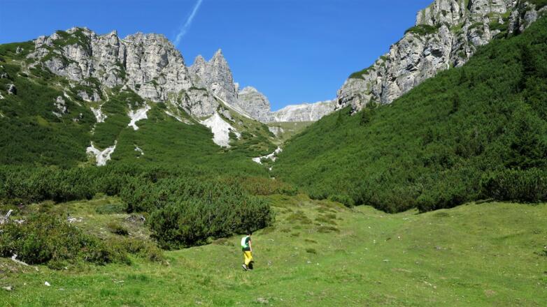 Richtung Malgrube, vorbei am Fuß der Pyramidenspitze.