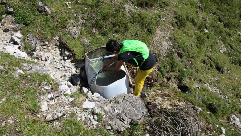Quelle unterhalb der Malgrube. Die letzte Trinkmöglichkeit und eine gute Gelegenheit, die Wasserflasche aufzufüllen.