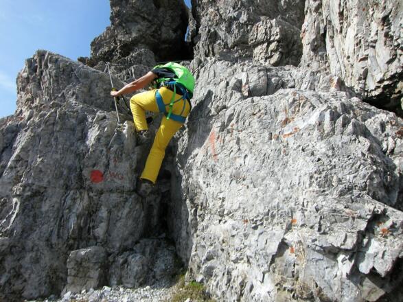 ... Klettersteigausrüstung und Klettersteigtechnik sind für den Gipfelanstieg erforderlich.