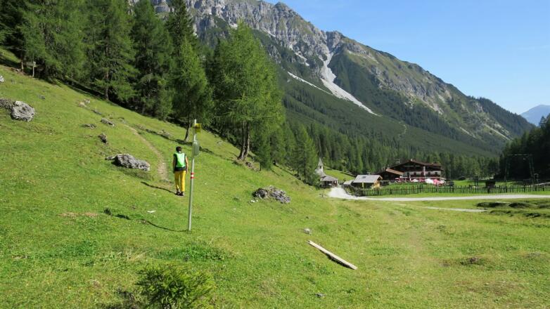 Ca. 150 m hinter der Schlicker Alm zweigt rechts unser Weg in die Rossgrube ab.