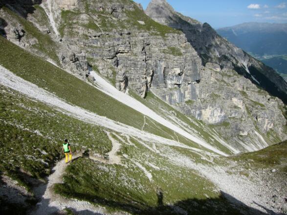 Von der Alpenklubscharte zuerst wieder über den Gsallersteig zurück, dann rechts abzweigen ...