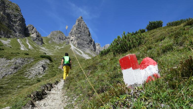 Die Pyramidenspitze beherrscht den Eingang in die Malgrube.