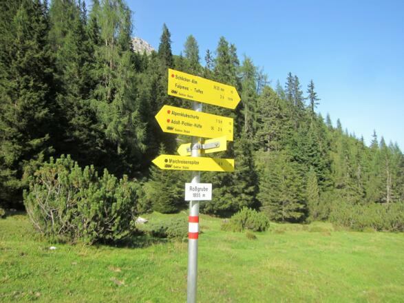 In der Rossgrube schließt sich der Kreis. Auf dem bekannten Weg gehts zurück zur Schlicker Alm und zur Mittelstation der Schlicker Bergbahn.